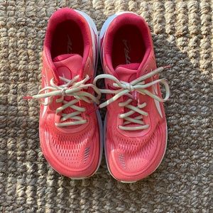 Altra Paradigm 6 women’s running shoe. Size 8.5 color: coral